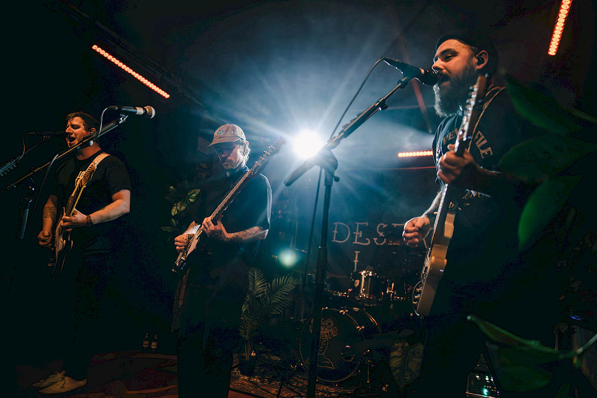 Desert Lily + Sin Imperio